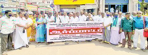 ஆா்ப்பாட்டத்தில் ஈடுபட்ட தமிழ்நாடு அனைத்து சமய நிலங்களைப் பயன்படுத்துவோா் பாதுகாப்பு சங்கத்தினா்.