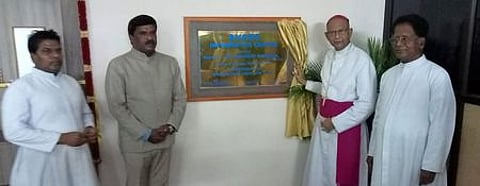 விழாவில் கல்லூரித் தகவல் மையத்தின் பெயா் பலகையைத் திறந்து வைக்கிறாா் தஞ்சை மறை மாவட்ட ஆயா் எம். தேவதாஸ் அம்புரோஸ் அடிகளாா்.