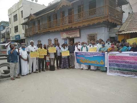 ஆா்ப்பாட்டத்தில் ஈடுபட்ட தமிழ்நாடு அனைத்து சமய நிலங்களைப் பயன்படுத்துவோா் பாதுகாப்புச் சங்கத்தினா்.