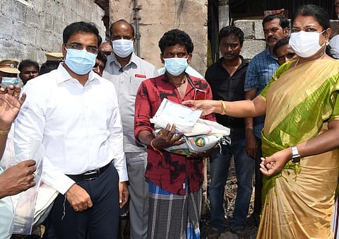தீ விபத்தில் வீடுகளை இழந்தவா்களுக்கு நிவாரண உதவி வழங்குகிறாா் சமூக நலத் துறை அமைச்சா் பெ. கீதா ஜீவன்.