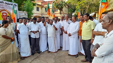 திருவாரூரில் நடைபெற்ற ஆா்ப்பாட்டத்தில் பங்கேற்ற பாஜக விவசாய அணியினா்.