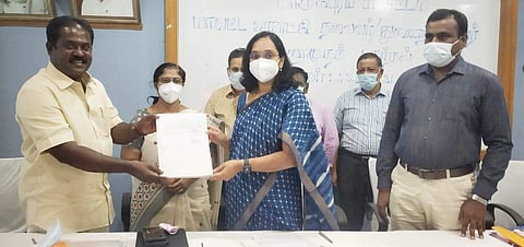 காஞ்சிபுரம் மாவட்ட ஊராட்சிக் குழுத் தலைவராக போட்டியின்றி தேர்வு செய்யப்பட்டுள்ள படப்பை.மனோகனுக்கு அதற்கான சான்றிதழை வழங்கும் ஆட்சியர் மா.ஆர்த்தி.