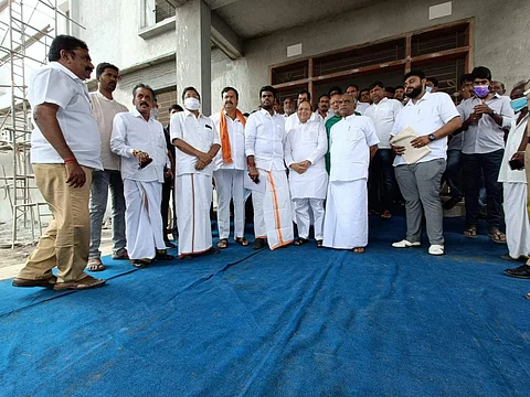 திருப்பூர் வித்தியாலயம் பகுதியில் கட்டப்பட்டு வரும் பாஜக மாவட்ட அலுவலகத்தை ஆய்வு செய்த தேசிய செயலாளர் அருண் சிங், மாநில தலைவர் அண்ணாமலை, சி.பி. ராதாகிருஷ்ணன், பொன்னார், சுதாகர் ரெட்டி.