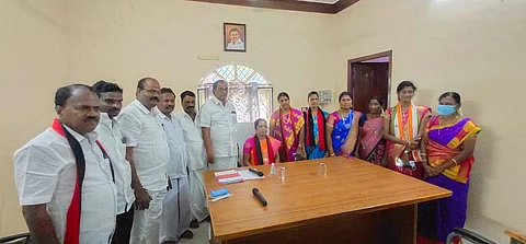 ராணிப்பேட்டை மாவட்ட ஊராட்சிக் குழுத் தலைவராக பதவி ஏற்றுக் கொண்ட ஜெயந்தி திருமூர்த்திக்கு கட்சி நிர்வாகிகள் உள்ளிட்டோர் வாழ்த்து தெரிவித்தனர்.