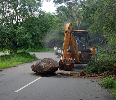 கம்பம்மெட்டு மலைச் சாலையில் பாறை சரிந்து போக்குவரத்து பாதிப்பு