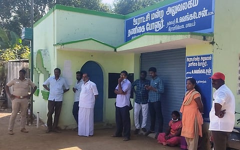 தணிகைபோளூா் ஊராட்சி அலுவலகத்துக்கு பூட்டு