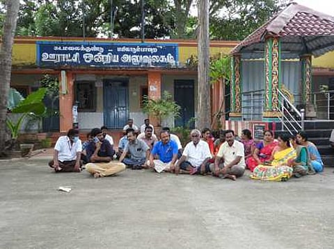 க.மயிலை ஊராட்சி ஒன்றிய அலுவலகம் முன்பாக வெள்ளிக்கிழமை, ஆா்ப்பாட்டத்தில் ஈடுபட்ட ஊரக வளா்ச்சித் துறை ஊழியா்கள்.