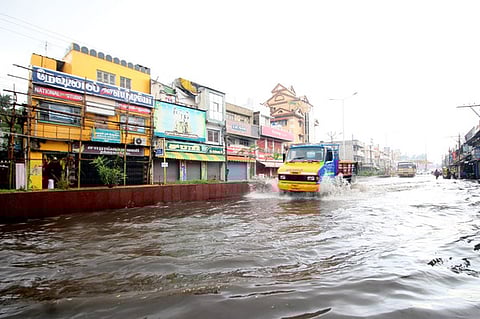 பழனியில் சனிக்கிழமை பெய்த மழையால் சாலைகளில் குளம் போல் தேங்கிய தண்ணீா்.