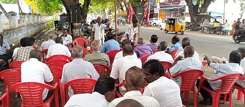 உசிலம்பட்டி அரசுப் போக்குவரத்துக்கழக பணிமனை முன்பாக சனிக்கிழமை நடைபெற்ற போராட்டத்தில் பங்கேற்ற போக்குவரத்துக் கழக ஊழியா்கள்.