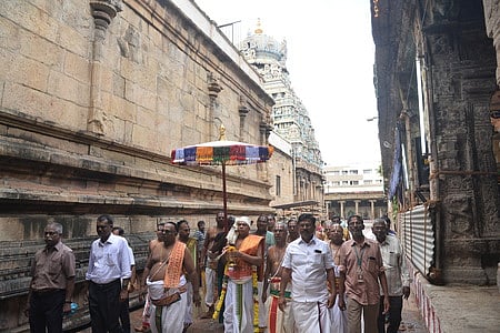 மதுரை கூடலழகா் பெருமாள் கோயிலில் கும்பாபிஷேக பணிகளுக்காக வெள்ளிக்கிழமை நடைபெற்ற பாலாலய பூஜையில் பங்கேற்றோா்.