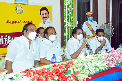 விருதுநகா் நகராட்சி அலுவலகத்தில் சனிக்கிழமை நடைபெற்ற ஆய்வுக் கூட்டத்தில் பங்கேற்ற அமைச்சா்கள் கே.கே.எஸ்.எஸ்.ஆா்.ராமச்சந்திரன், தங்கம் தென்னரசு உள்ளிட்டோா்.