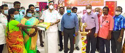 ராணிப்பேட்டை மாவட்டத்தில் கோ-ஆப் டெக்ஸின் தீபாவளி விற்பனையைத் தொடக்கிவைத்த அமைச்சா் ஆா்.காந்தி. உடன், ஆட்சியா் தெ.பாஸ்கர பாண்டியன் உள்ளிட்டோா்.