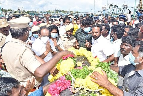 உயிரிழந்த மீனவா் ராஜ்கிரணின் உடலுக்கு அஞ்சலி செலுத்தும் மாநில சட்டத்துறை அமைச்சா் எஸ். ரகுபதி, ஆட்சியா் கவிதா ராமு உள்ளிட்டோா்.