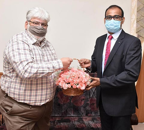 கோவை வந்த உயா் நீதிமன்ற தலைமை நீதிபதி சஞ்சீவ் பானா்ஜியை பூங்கொத்து கொடுத்து வரவேற்ற மாவட்ட ஆட்சியா் ஜி.எஸ் சமீரன்.