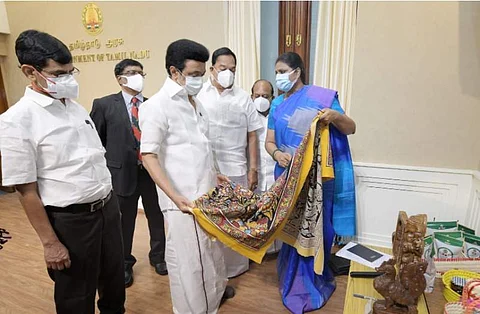 பட்டுப் புடவைக்கு சரிகை உத்தரவாத அட்டை: முதல்வர் ஸ்டாலின் தொடக்கிவைப்பு