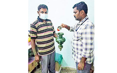 பார்வையாளர்களை கவரும் மாயக்கூஜா!