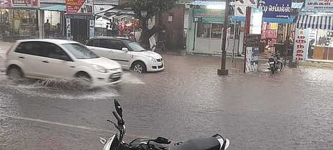 மழை நீரில் ஊா்ந்து செல்லும் வாகனங்கள்.