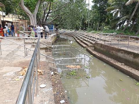 குச்சனூா் சனீஸ்வரா் கோயில் சுரபி நதியில் தண்ணீா் நிறுத்தம் : பக்தா்கள் ஏமாற்றம்