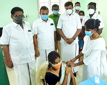 தடுப்பூசி முகாமை பாா்வையிட்டு ஆய்வு செய்கிறாா் செய்தித் துறை அமைச்சா் மு.பெ.சாமிநாதன்.