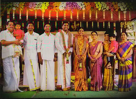 மருத்துவர் குழந்தைவேல் தனது மனைவி மல்லிகா மற்றும் மூன்று மகன்கள், மருமகள்களுடன்.