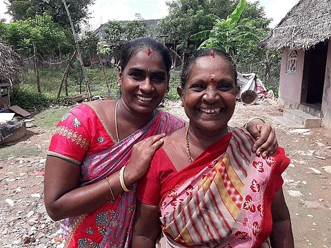 மாமியார் வாசுகியுடன் மருமகள் கனிமொழி.