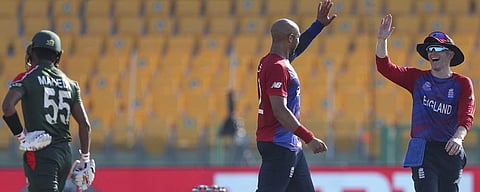 விக்கெட் எடுத்ததைக் கொண்டாடு டைமல் மில்ஸ்