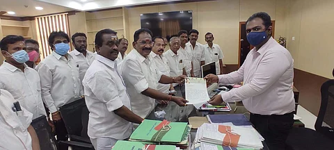 மதுரை நகரில் உள்ள ஆக்கிரமிப்புகளை அகற்றக்கோரி மாவட்ட ஆட்சியரிடம் மனு அளித்த செல்லூர் கே.ராஜூ