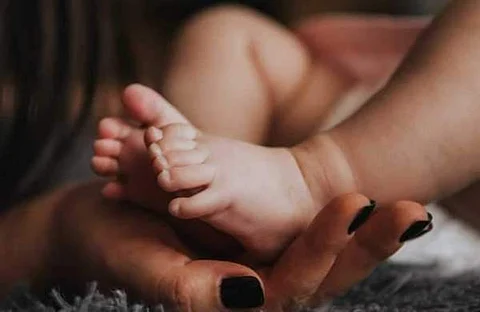 யூ-டியூப் உதவியோடு குழந்தையைப் பெற்றெடுத்த மாணவி; காட்டிக்கொடுத்த குழந்தை