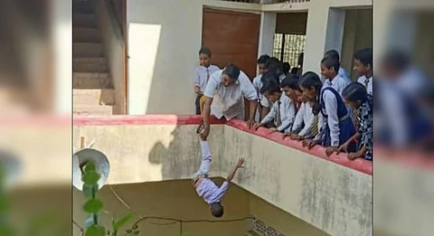5 வயது சிறுவனை மாடியிலிருந்து தலைகீழாக தொங்கவிட்ட ஆசிரியர் மீது வழக்குப்பதிவு