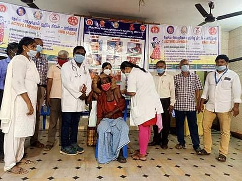 காந்தி ஜயந்தியையொட்டி, தொழுநோயாளிகளுக்கு கரோனா தடுப்பூசி போடப்பட்டது.