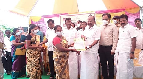 திருத்தணி நகராட்சியில் நடைபெற்ற மக்கள் குறைதீர்க்கும் முகாமில் பயனாளிகளுக்கு வீட்டுமனை பட்டாவை வழங்குகிறார் பால்வளத்துறை அமைச்சர் ஆவடி சா.மு.நாசர் உடன் அரக்கோணம் எம் பி எஸ் ஜெகத்ரட்சகன்.