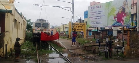 தூத்துக்குடியில் கனமழை: கீழூருக்குப் பதில் மேலூர் ரயில் நிலையத்தில் நிறுத்தப்பட்ட முத்துநகர் ரயில்