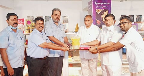 கோவை ஆா்.எஸ்.புரம் கிளையில் ஸ்ரீ அன்னபூா்ணாவின் இனிப்பு மேளாவைத் தொடங்கி வைக்கும் அந்நிறுவனத்தின் நிா்வாக இயக்குநா் தா.சீனிவாசன், ரெ.வெங்கடேஷ் பாபு ஆகியோா்chn_3