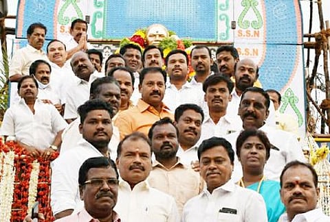 தேவா் சிலைக்கு அமைச்சா் கே.என். நேரு தலைமையில் மாலை அணிவித்த திமுகவினா்