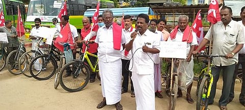 புதுக்கோட்டையில் சைக்கிள் பேரணியைத் தொடங்கி வைத்துப் பேசுகிறாா் மாவட்டச் செயலா் மு. மாதவன்.