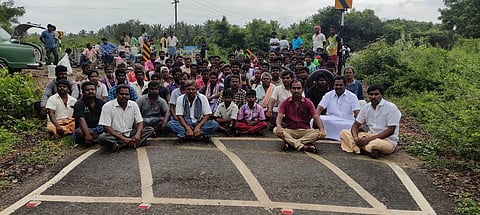 சாலை மறியலில் ஈடுபட்ட பொதுமக்கள்.