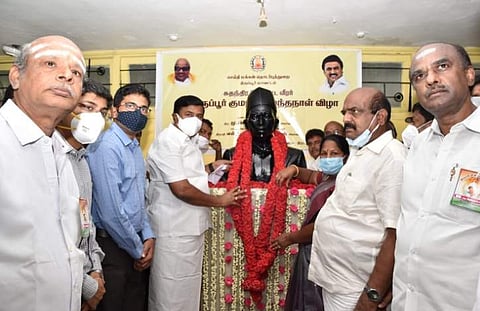 திருப்பூர் குமரன் நினைவகத்தில் அவரது உருவச்சிலைக்கு செய்தித்துறை அமைச்சர் மு.பெ. சாமிநாதன், ஆதிதிராவிடர் நலத்துறை அமைச்சர் என்.கயல்விழி செல்வராஜ் ஆகியோர் மாலை அணிவித்து மரியாதை செலுத்தினர்.