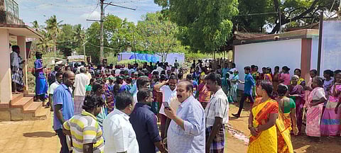 தேர்தல் புறக்கணிப்பில் ஈடுபட்ட மாதுடையார்குளம் கிராம பொதுமக்கள்.
