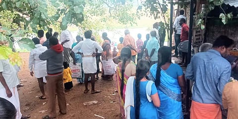 மகாளய அமாவாசையை முன்னிட்டு தர்ப்பண பூஜை செய்ய திருப்புவனம் வைகை ஆற்றங்கரை ஓரம் கூடிய மக்களை போலீசார் விரட்டினர்.