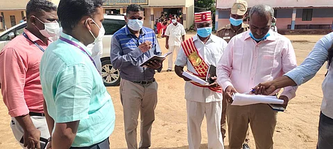ராணிப்பேட்டை மாவட்டத்தில் ஊரக உள்ளாட்சி தேர்தலில் முதல்கட்ட வாக்குப்பதிவில் பதிவான வாக்குகள் பதிவேட்டை பார்வையிடும் ஆட்சியர்.