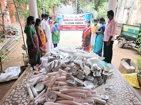 மானாமதுரை கடைகளில் கைப்பற்றப்பட்ட பிளாஸ்டிக் பொருள்கள்