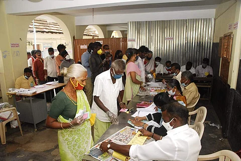 பாளையங்கோட்டை ஊராட்சி ஒன்றியத்திற்கு உட்பட்ட ராமையன்பட்டி பகுதியில் ஆர்வமுடன் வாக்களிக்க வந்த மக்கள்.