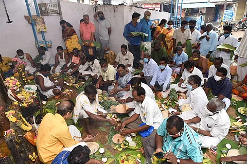 புரட்டாசி மகாளய அமாவாசையையொட்டி சேலம் சுகவனேஸ்வரர் கோயில் முன்பு உள்ள விநாயகர் கோயில் வளாகத்தில் புதன்கிழமை தங்களது முன்னோர்களுக்கு தர்ப்பணம் அளித்த பொதுமக்கள்.