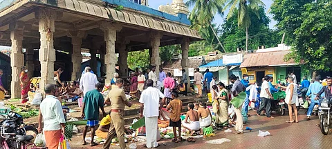 மயிலாடுதுறை காவிரி துலாக்கட்டத்தில் மூதாதையர்களுக்கு தர்ப்பணம் அளிக்க திரண்ட பொதுமக்களை போலீஸார் கலைத்து திருப்பி அனுப்பினர்.