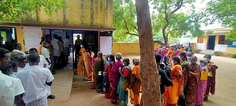 வரிசையில் நின்று வாக்களிக்க காத்திருக்கும் வாக்காளர்கள்.