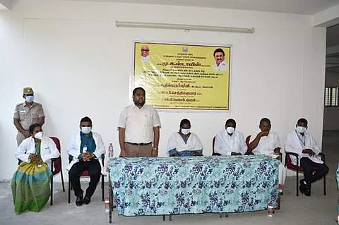தருமபுரி அரசு மருத்துவக் கல்லூரி மருத்துவமனையில் ஆக்சிஜன் உற்பத்தி மையத்தை தொடங்கி வைத்து பேசுகிறார் மக்களவை உறுப்பினர் டிஎன்வி எஸ்.செந்தில்குமார். உடன் ஆட்சியர் ச.திவ்யதர்சினி உள்ளிட்டோர்.