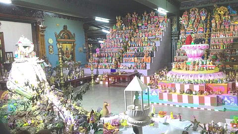 மானாமதுரை வேதியரேந்தல் விலக்கு பகுதியில் உள்ள மகா பஞ்சமுக பிரத்தியங்கிரா தேவி கோயிலில் தொடங்கியுள்ள நவராத்திரி விழாவை முன்னிட்டு அமைக்கப்பட்டுள்ள கொழு அலங்காரம்