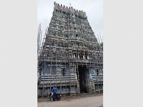 சீர்காழி சட்டைநாதர் கோயில் கோபுரங்களில் திருப்பணிகள் தொடங்கிட சாரங்கள் அமைக்கப்பட்டு வருகிறது.