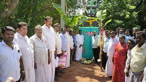 சீர்காழி அடுத்த திட்டை ஊராட்சியில் குறைந்த மின் அழுத்தத்தை போக்கும் வகையில் ரூ.7.25 லட்சம் மதிப்பீட்டில் அமைக்கப்பட்டுள்ள 63 கேவிஏ புதிய மின்மாற்றியை சீர்காழி எம்எல்ஏ பன்னீர்செல்வம் இயக்கி வைத்தார்.