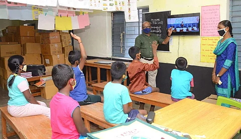 பள்ளி செல்லத் தயாராகும் அரசு தொடக்கப்பள்ளி மாணவர்கள்!